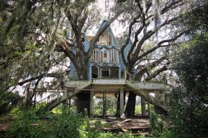 Post-The-Most-Beautiful-Treehouses-From-All-Over-The-World1__700.jpg