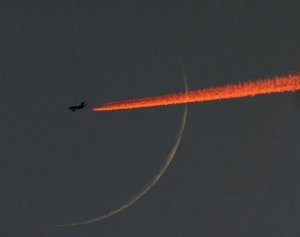Crescent-Moon-and-airliner.jpg