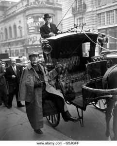 sherlock-holmes-actor-carleton-hobbs-taken-by-hansom-cab-to-criterion-g5jgff.jpg