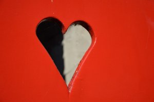 heart_door_love_red_white_black_valentine_object-1113290.jpg