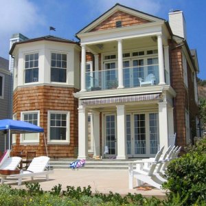 Real-Grace-and-Frankie-House-Broad-Beach-Ext-Giannetti-Architect.jpg