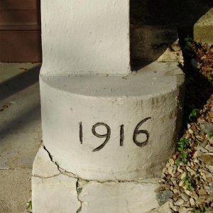 a architecture circa first war pillar
