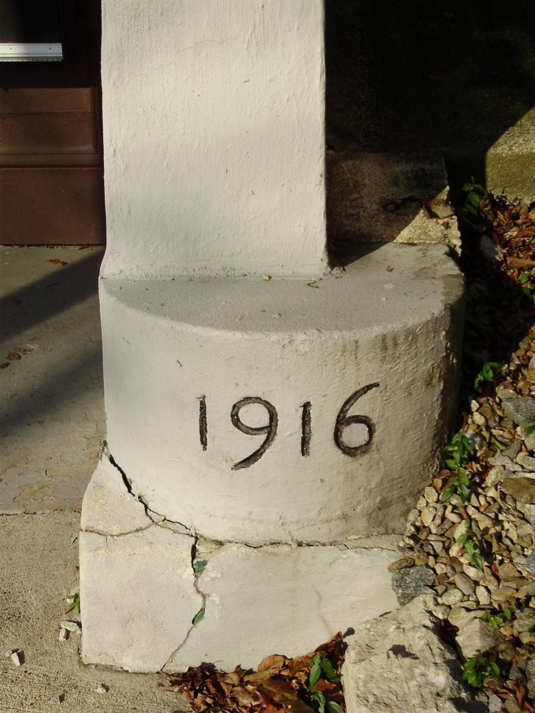 a architecture circa first war pillar