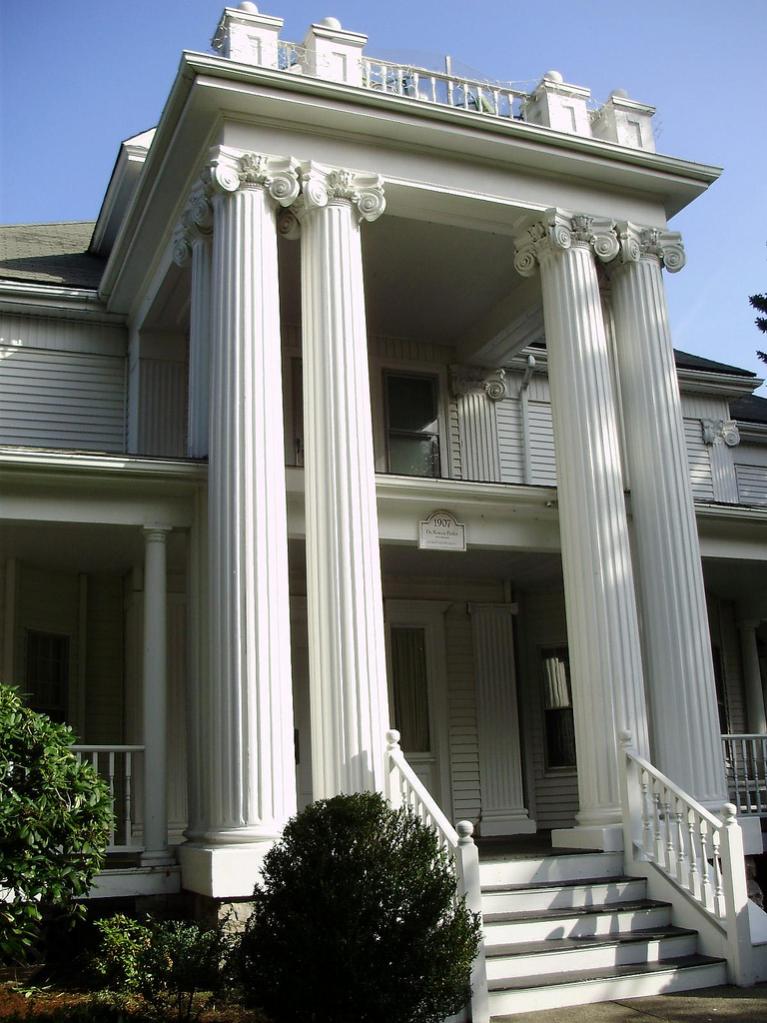 a beautiful Corinthian columns 1907