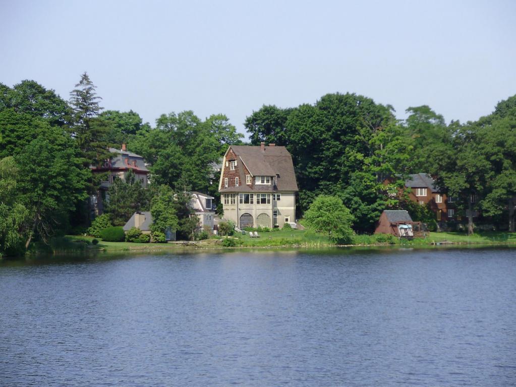 a beautiful house on the pond lg