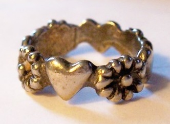 val heart ring.jpg